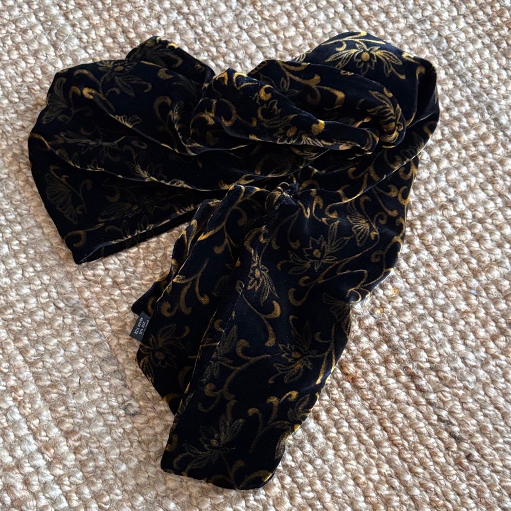 💛Luxurious Black and Gold Patterned Scarf